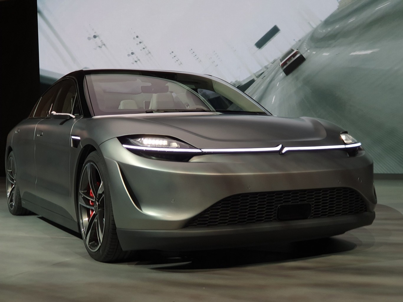 Vision-S, el primer auto electríco de Sony con 33 sensores e IA para competir contra Tesla #CES2020
